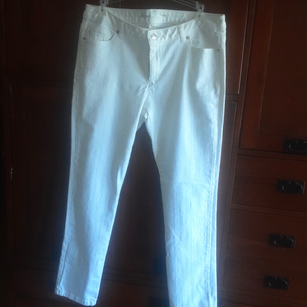 Michael Kors jeans size 12  Has 28 inseam